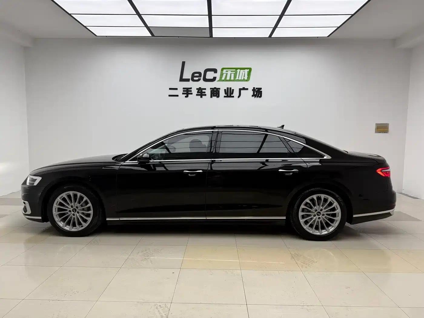 2022 Audi A8 A8L 50 TFSI quattro Comfort Edition — миниатюра 3
