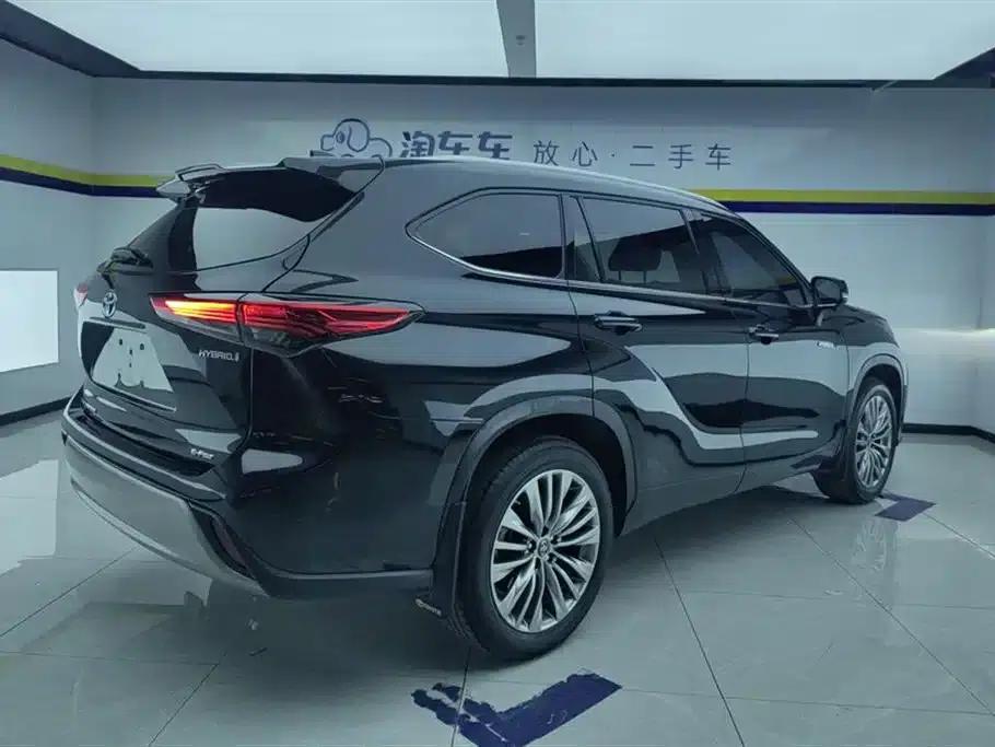 2022 Toyota Highlander Hybrid 2.5L AWD Premium 7-Seater — миниатюра 3