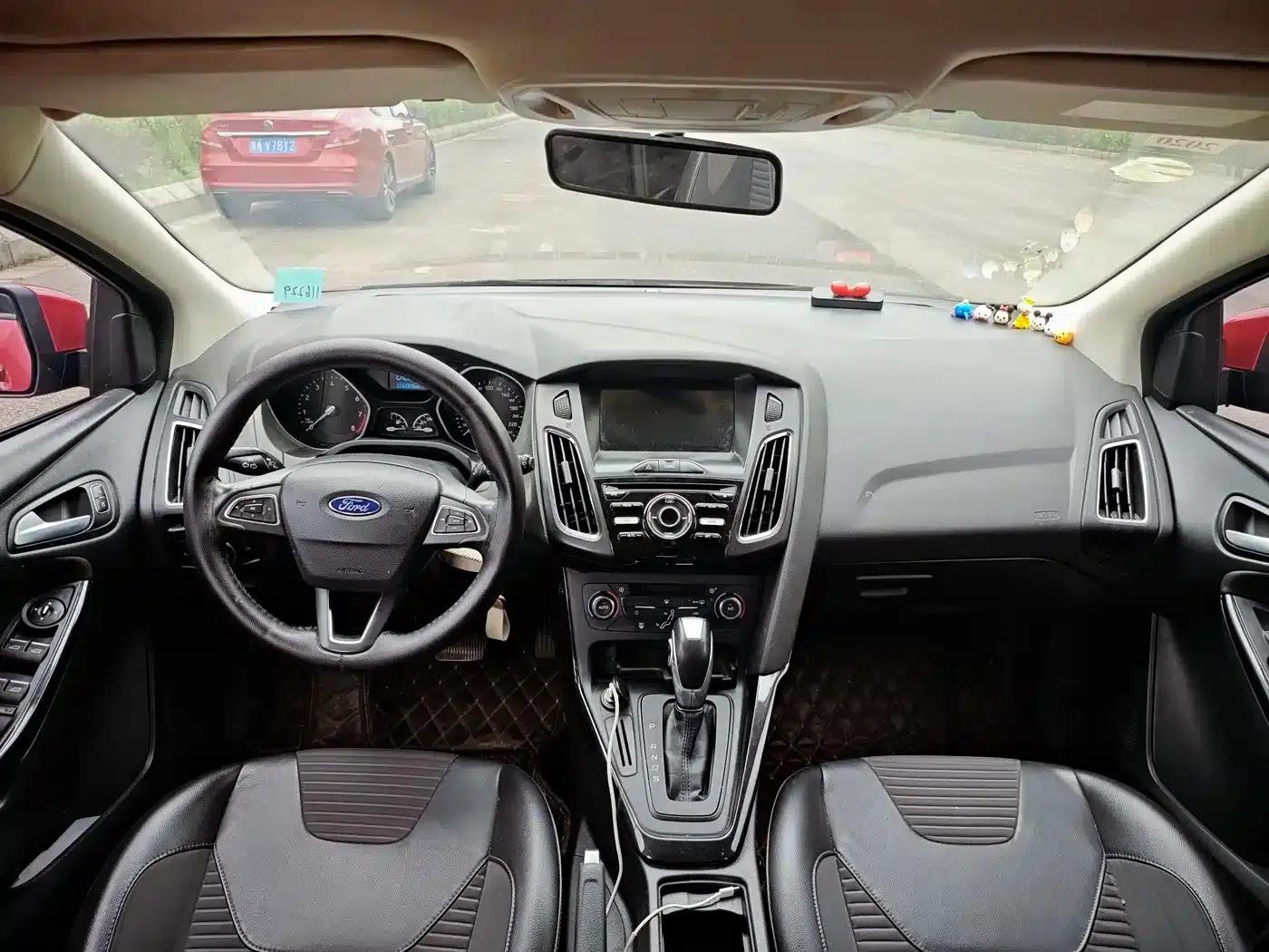 Ford Focus 2017 Hatchback 1.6L Automatic Fashion Smart Edition — миниатюра 8