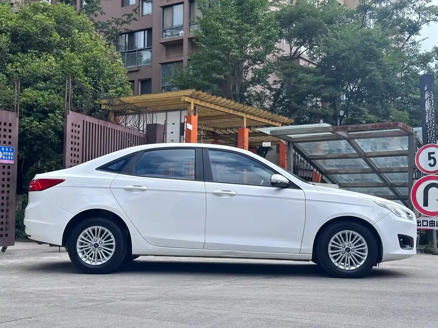 Ford Focus 2017 1.5L Automatic Comfort Model — миниатюра 4