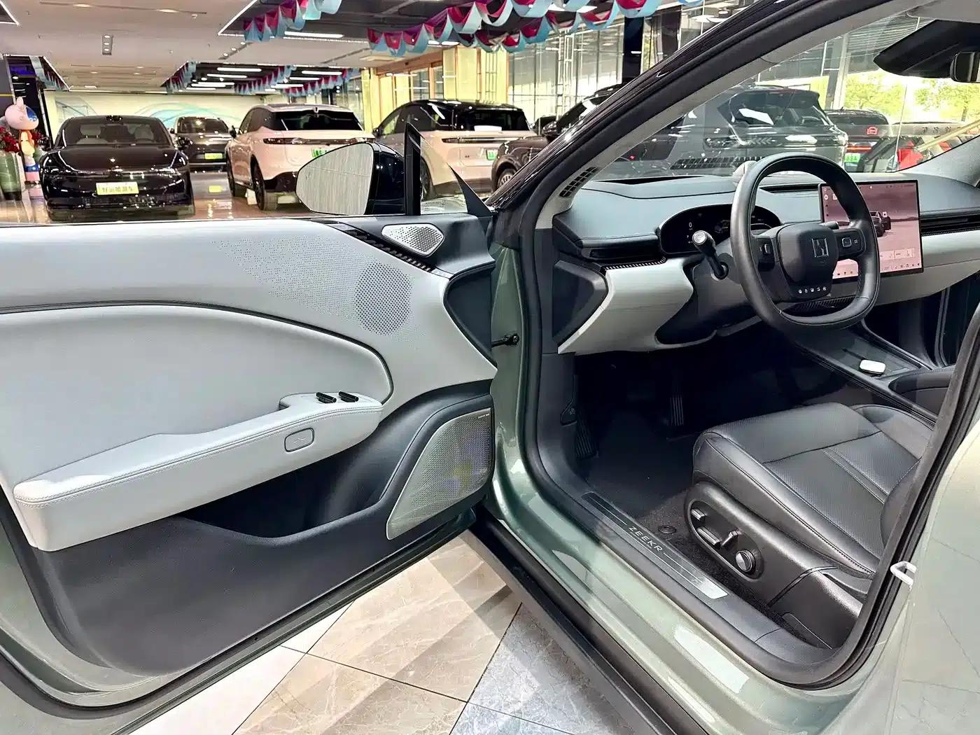 Jike 007 2025 Long Range Rear-Wheel Drive Intelligent Driving Edition 100kWh — миниатюра 8