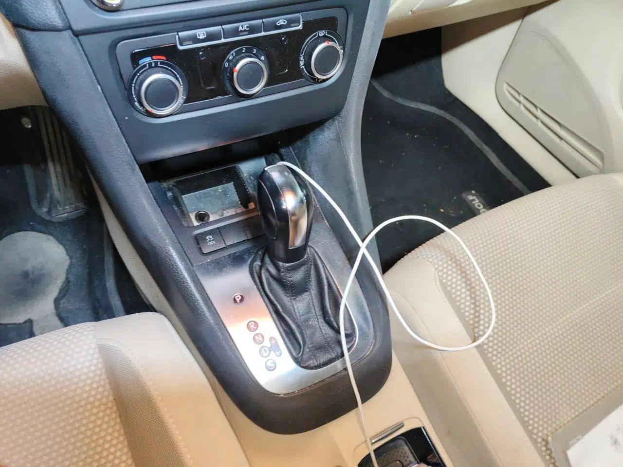 Volkswagen Golf 2012 1.6L Automatic Comfort Model — миниатюра 14