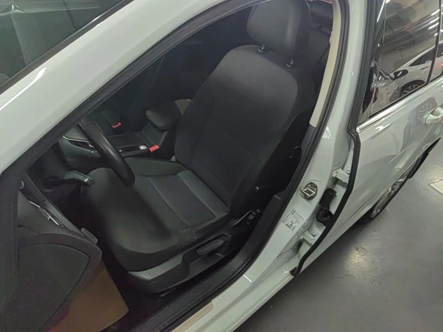 Volkswagen Golf 2018 230TSI Automatic Comfort Model — миниатюра 25