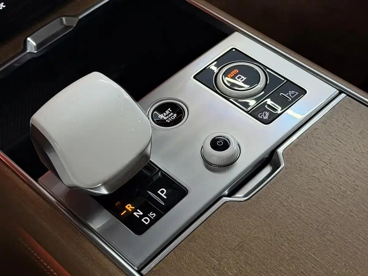 2024 Range Rover 4.4 V8 SV Autobiography Long Wheelbase 4-Seat — миниатюра 11