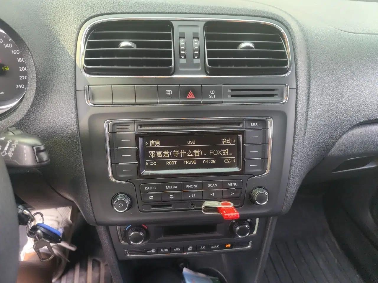 Volkswagen Polo 2014 1.4L Automatic Comfort Edition — миниатюра 13