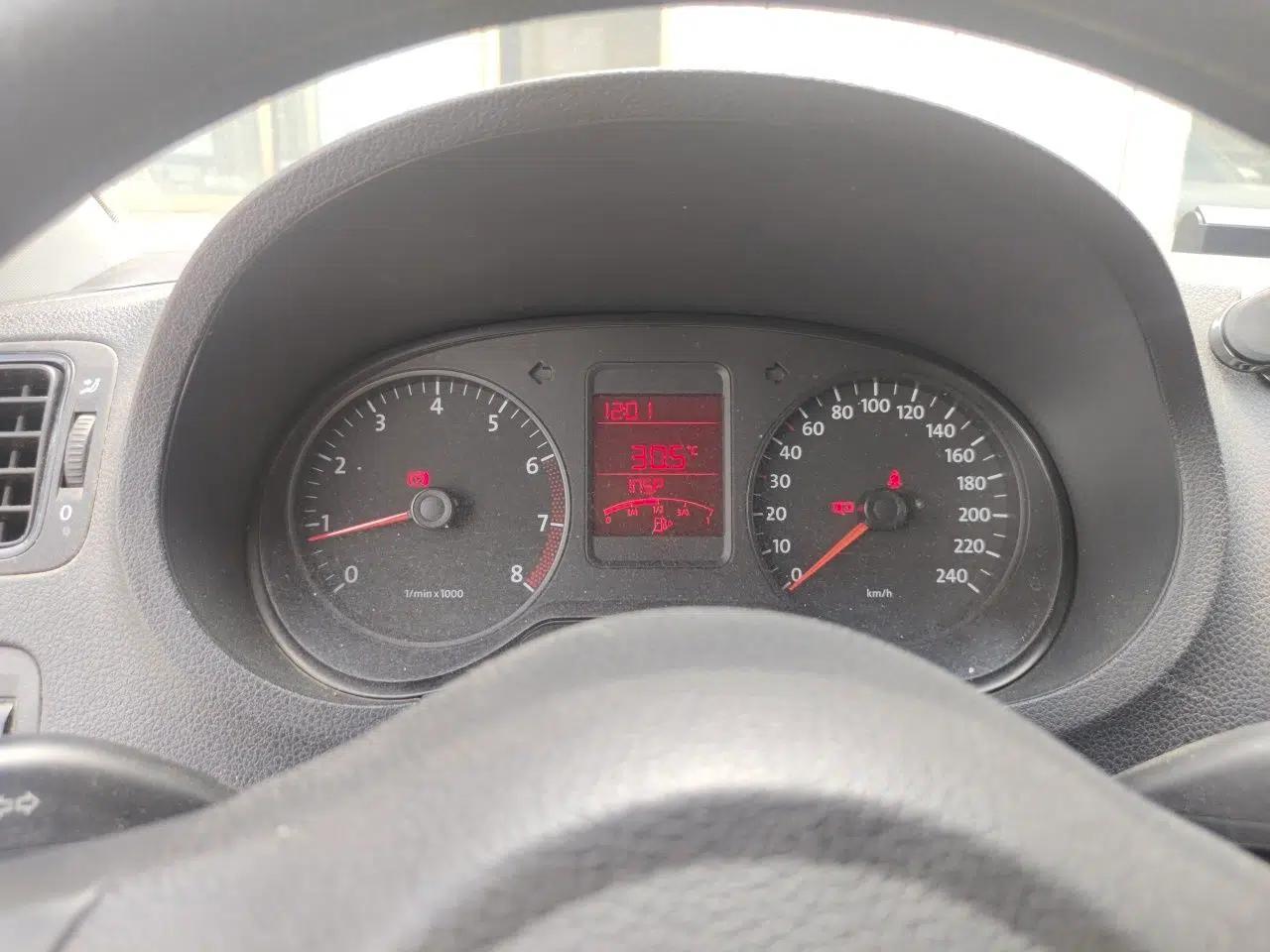 Volkswagen Polo 2013 1.4L Manual Fashion Edition — миниатюра 11