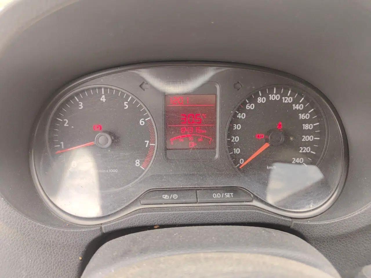 Volkswagen Polo 2013 1.4L Manual Fashion Edition — миниатюра 12