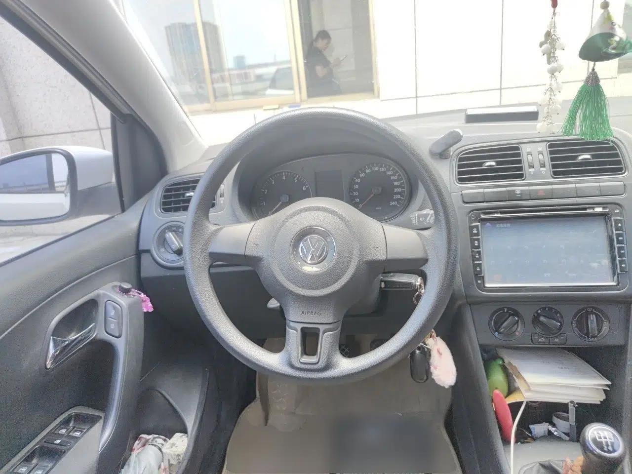 Volkswagen Polo 2013 1.4L Manual Fashion Edition — миниатюра 10