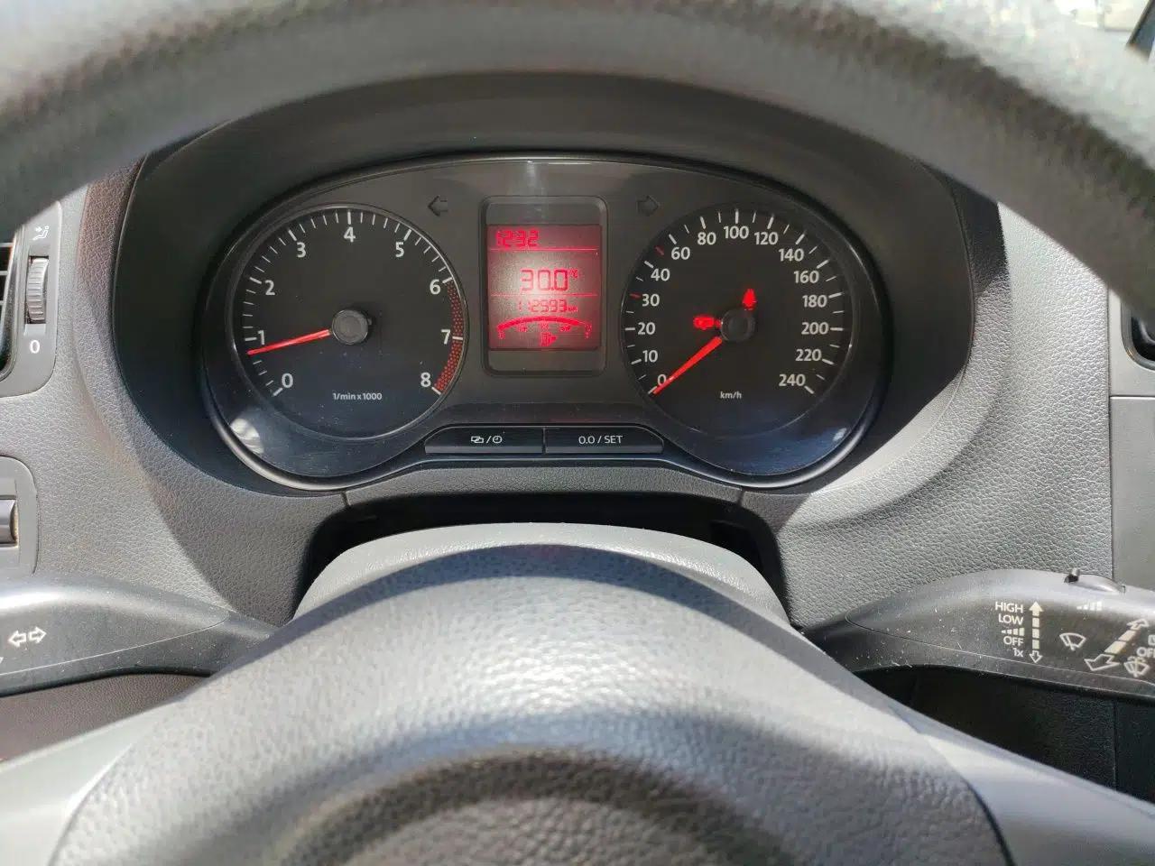 Volkswagen Polo 2013 1.4L Manual Fashion Edition — миниатюра 11