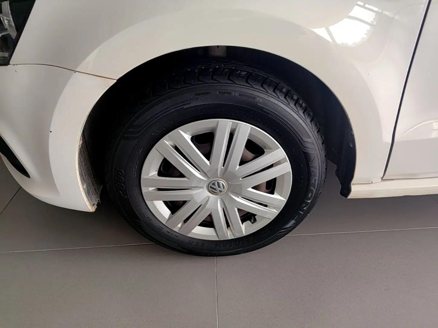 Volkswagen Polo 2016 1.4L Manual Fashion Model — миниатюра 10
