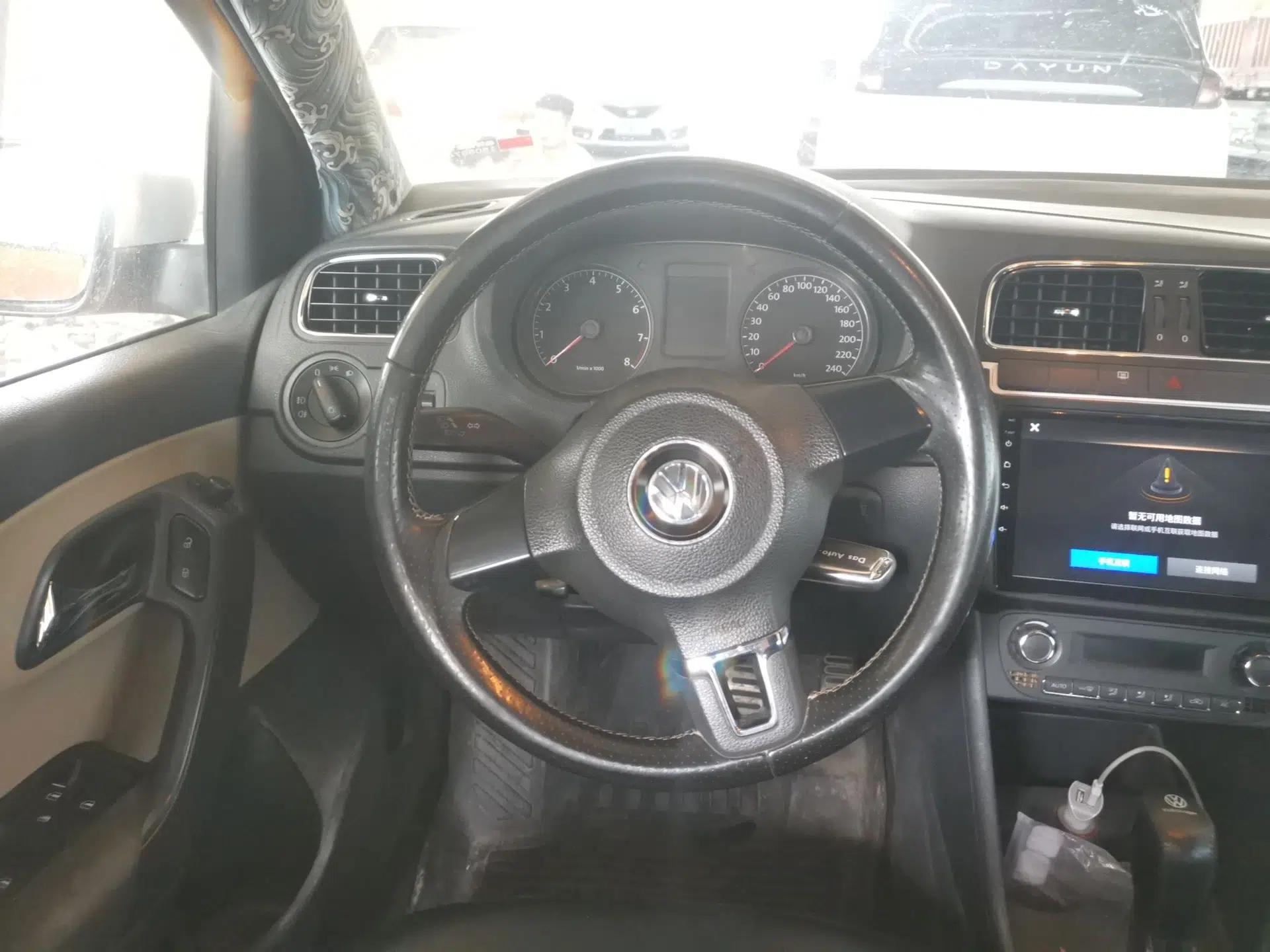 Volkswagen Polo 2012 1.6L Cross Polo Automatic Transmission — миниатюра 10