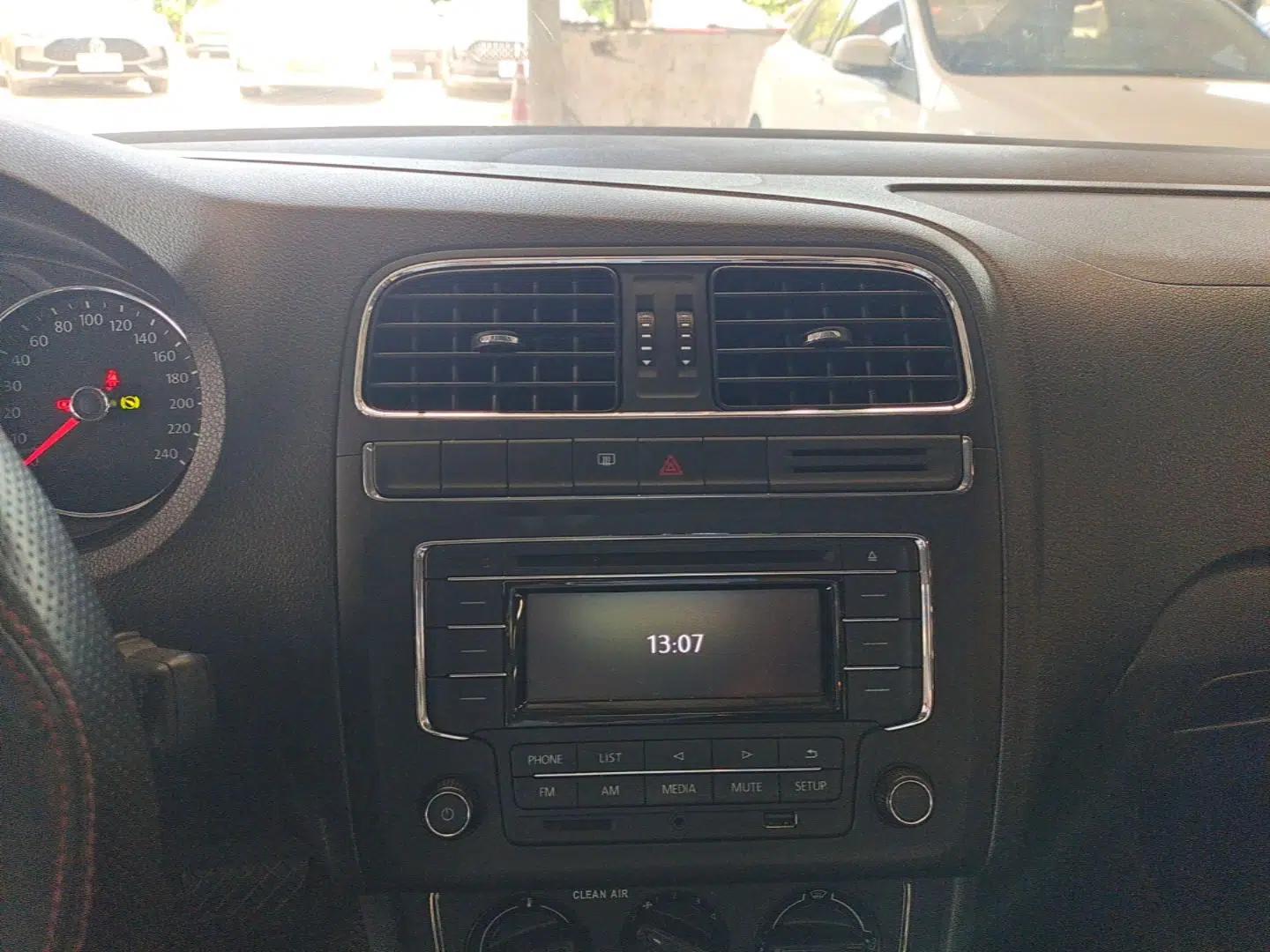 Volkswagen Polo 2016 1.6L Automatic Comfort Model — миниатюра 15