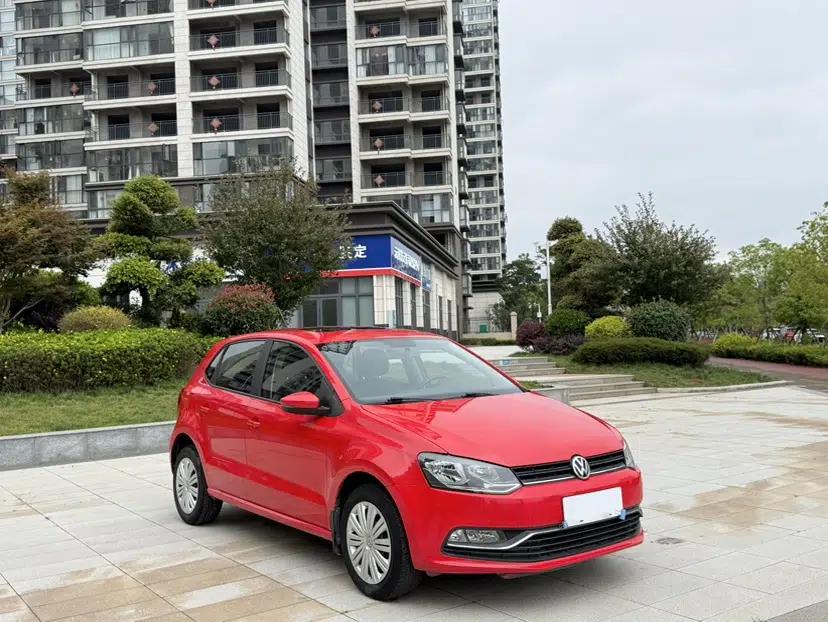 Volkswagen Polo 2016 1.6L Automatic Comfort Model — миниатюра 1
