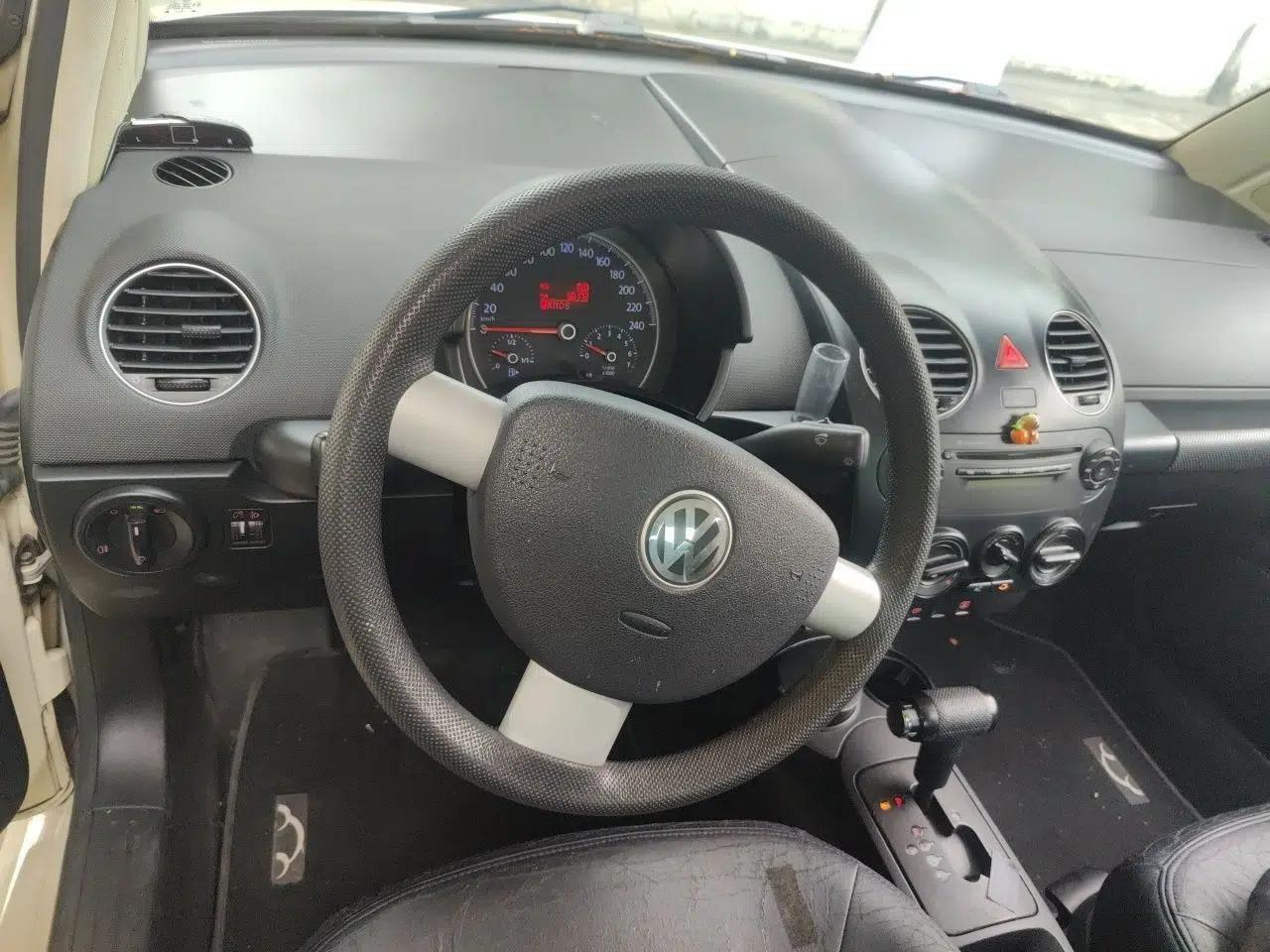 Volkswagen Beetle 2010 1.6 AT — миниатюра 10
