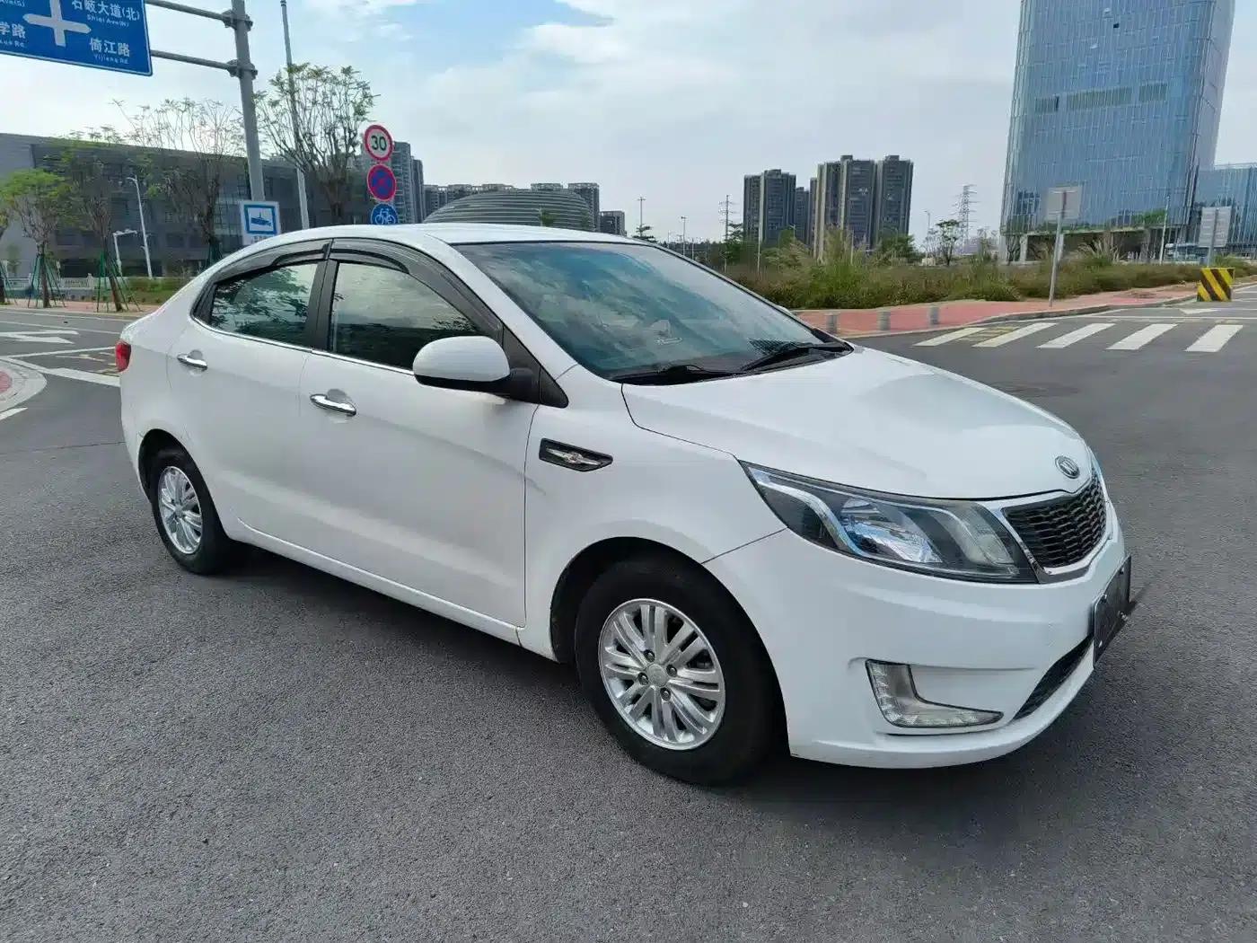 Kia K2 2012 Sedan 1.4L AT GLS Anniversary Edition — миниатюра 3