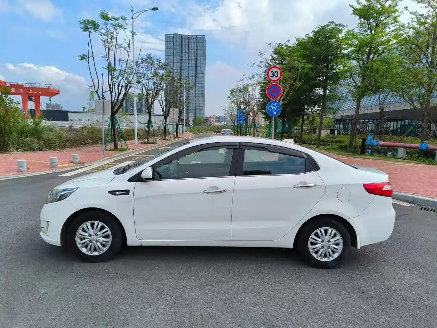 Kia K2 2012 Sedan 1.4L AT GLS Anniversary Edition — миниатюра 4