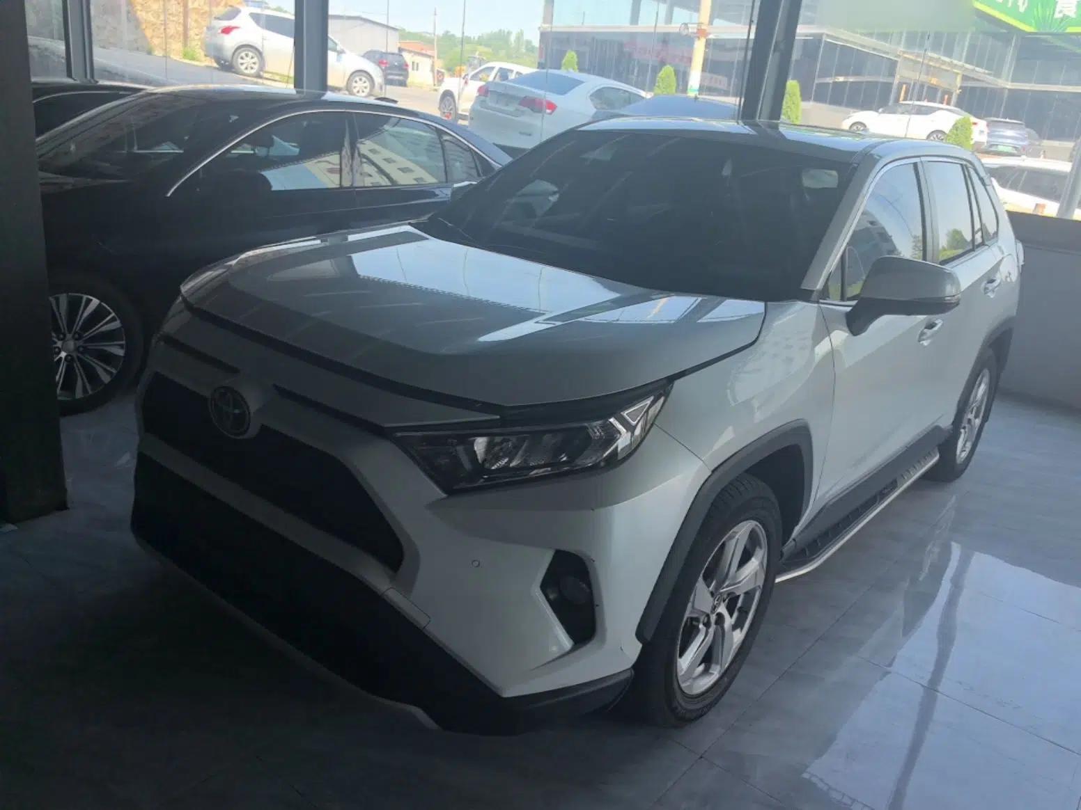 Toyota RAV4 2021 2.0L CVT Two-Wheel Drive Fashion PLUS Edition — миниатюра 1