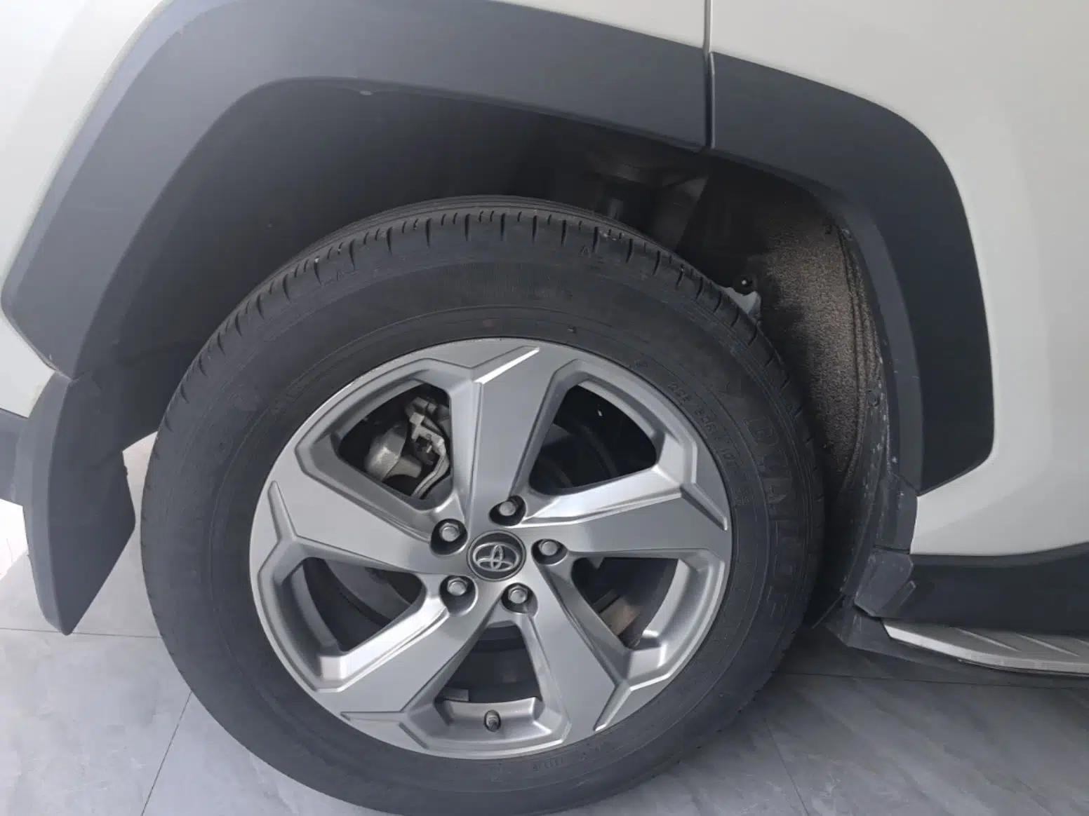 Toyota RAV4 2021 2.0L CVT Two-Wheel Drive Fashion PLUS Edition — миниатюра 11