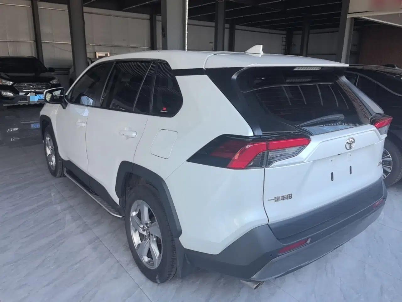 Toyota RAV4 2021 2.0L CVT Two-Wheel Drive Fashion PLUS Edition — миниатюра 4