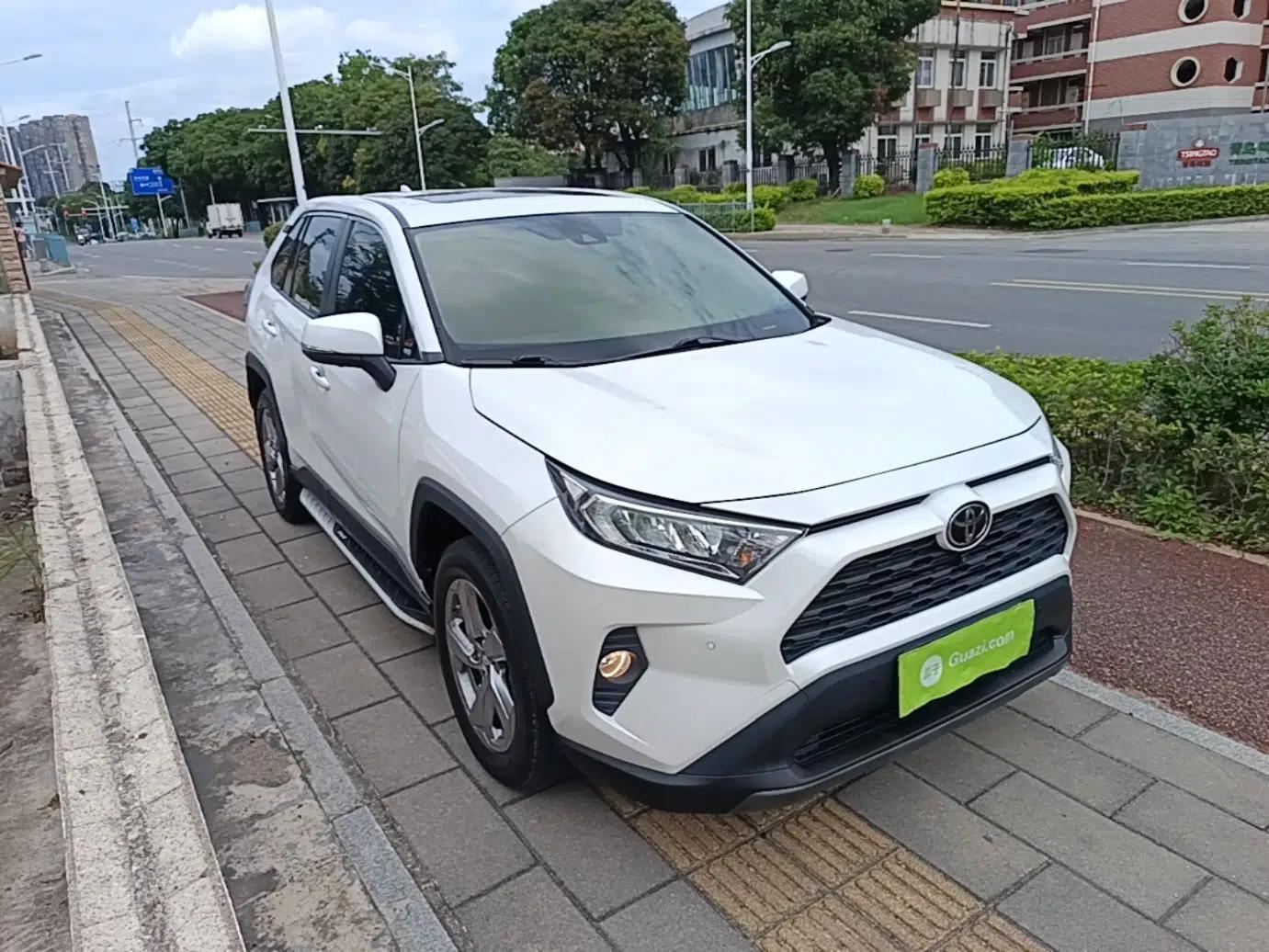 Toyota RAV4 2021 2.0L CVT Two-Wheel Drive Fashion PLUS Edition — миниатюра 3
