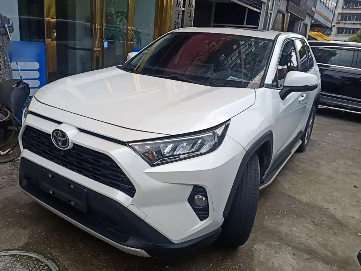 Toyota RAV4 2020 2.0L CVT Two-Wheel Drive Fashion Edition — миниатюра 1