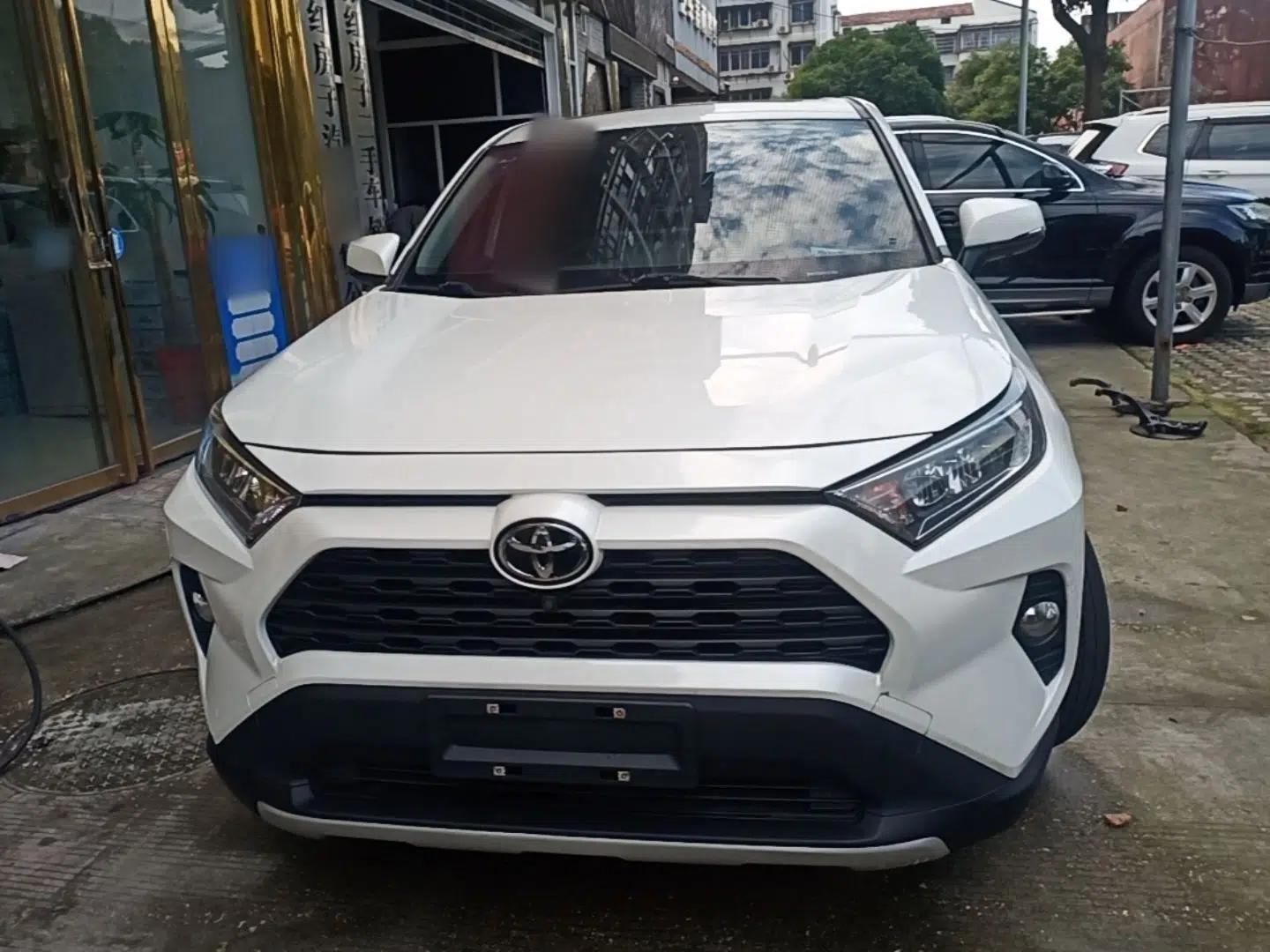 Toyota RAV4 2020 2.0L CVT Two-Wheel Drive Fashion Edition — миниатюра 2