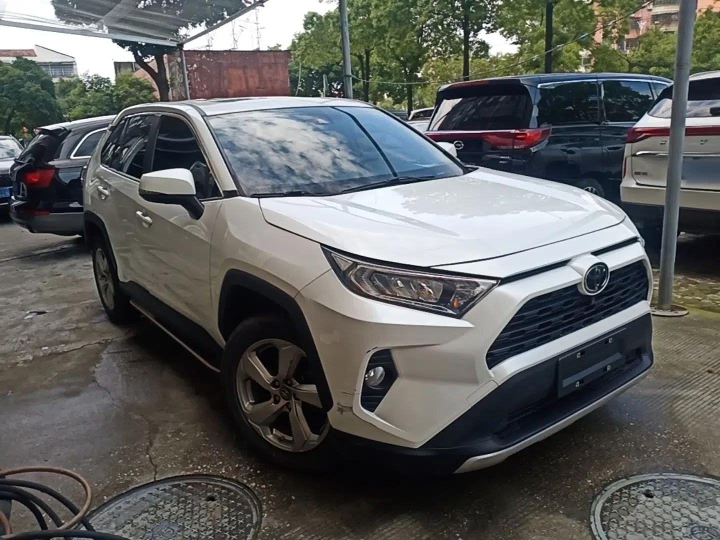 Toyota RAV4 2020 2.0L CVT Two-Wheel Drive Fashion Edition — миниатюра 3