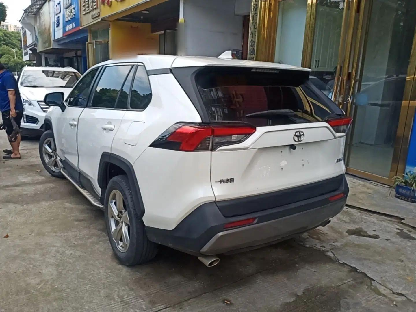 Toyota RAV4 2020 2.0L CVT Two-Wheel Drive Fashion Edition — миниатюра 4