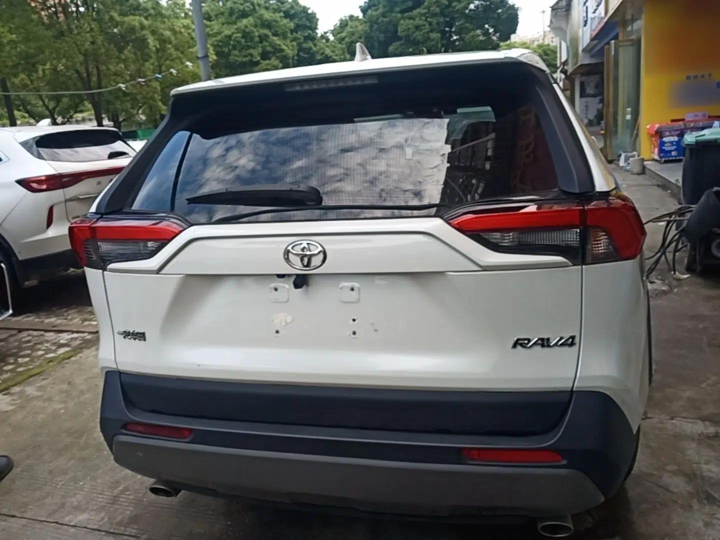 Toyota RAV4 2020 2.0L CVT Two-Wheel Drive Fashion Edition — миниатюра 5