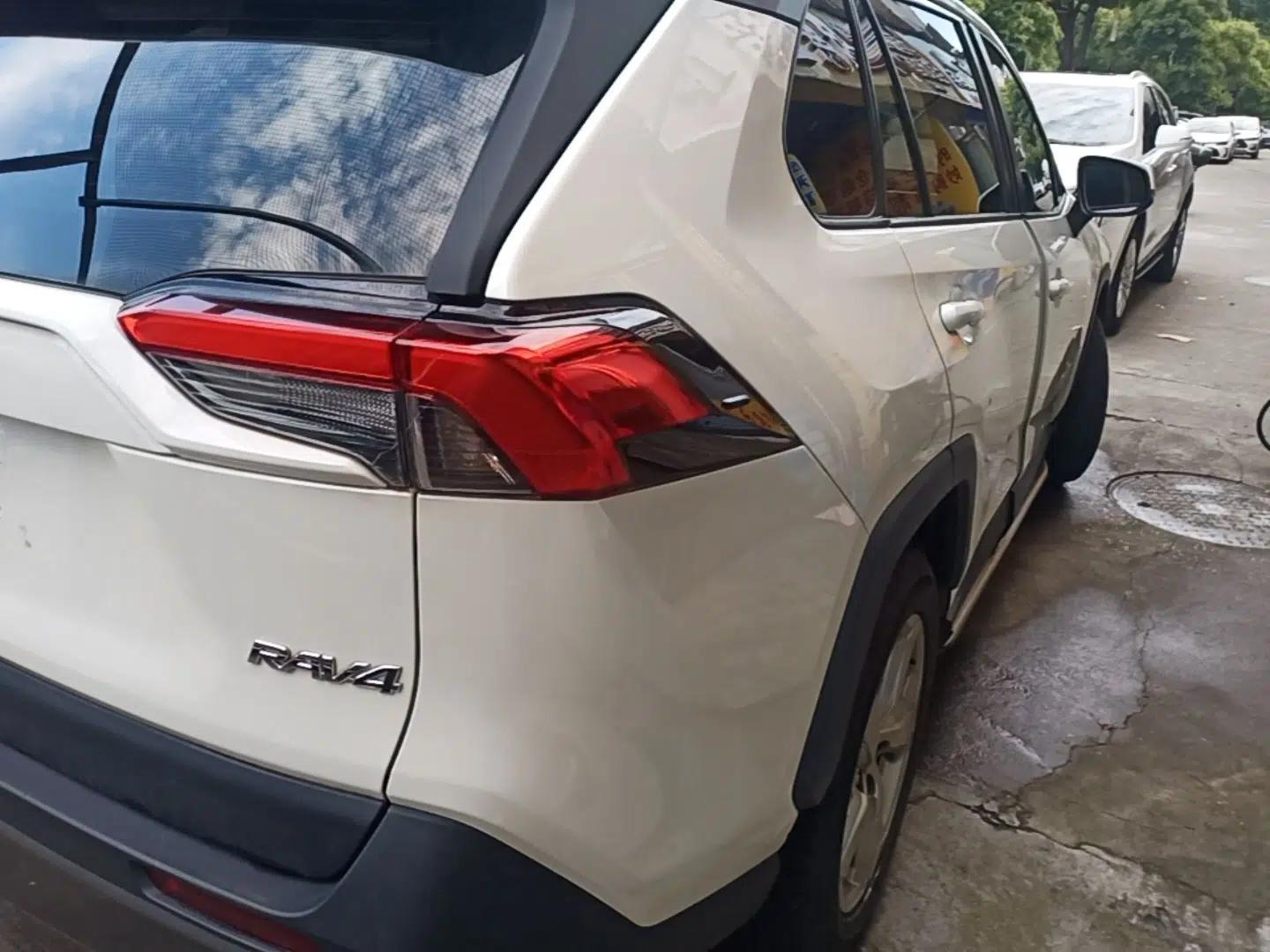 Toyota RAV4 2020 2.0L CVT Two-Wheel Drive Fashion Edition — миниатюра 9