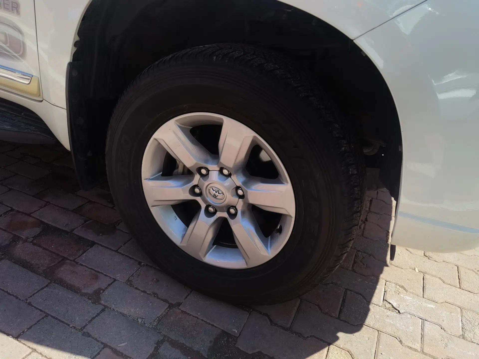 Toyota Prado 2016 2.7L Automatic Standard Edition — миниатюра 8