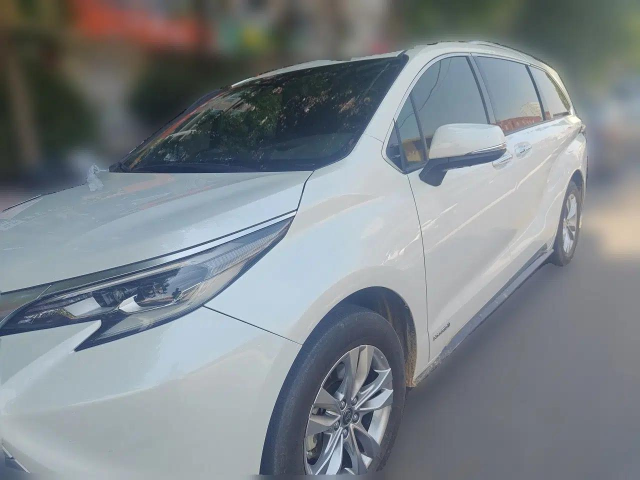 Toyota SIENNA 2021 2.5L Hybrid Platinum Edition — миниатюра 1