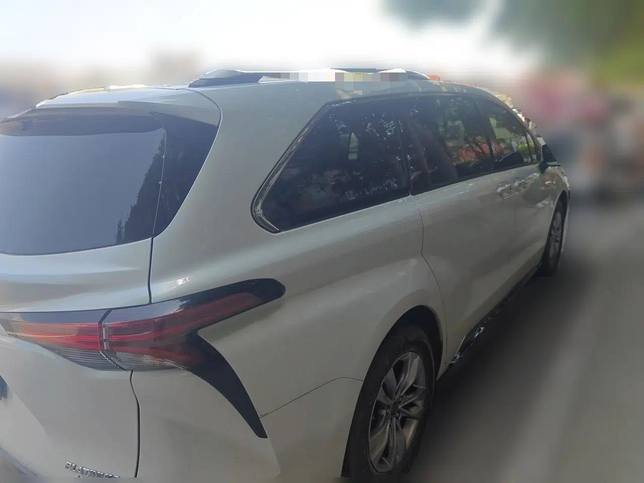 Toyota SIENNA 2021 2.5L Hybrid Platinum Edition — миниатюра 6
