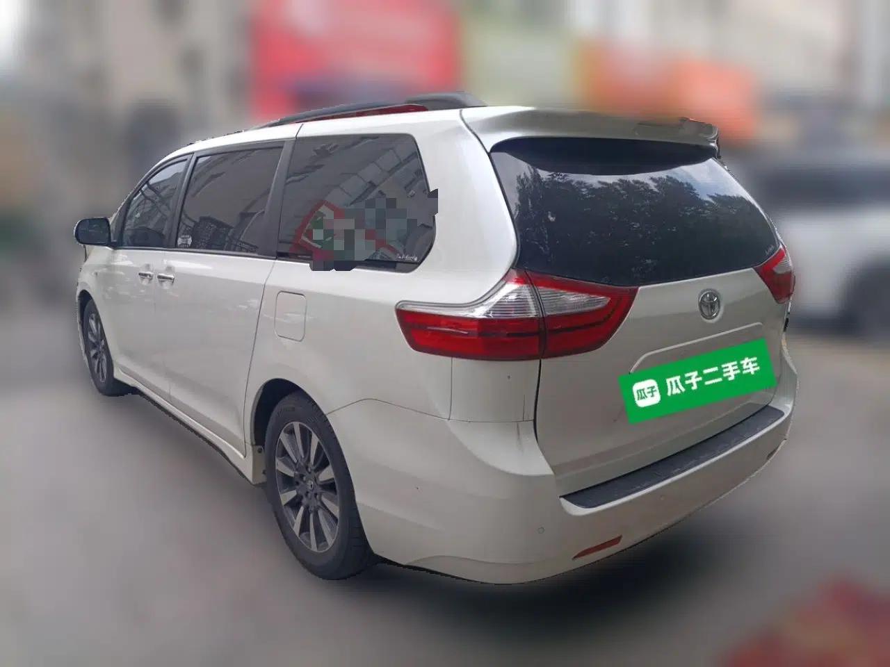 Toyota SIENNA — миниатюра 4