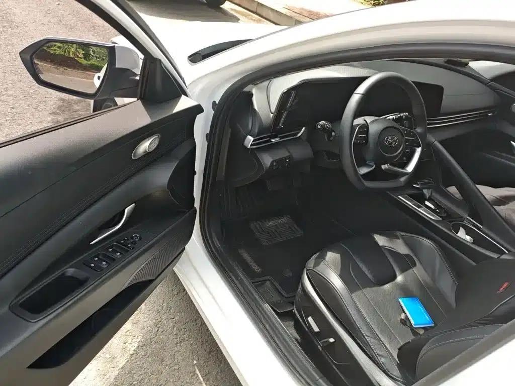 Hyundai Elantra 2022 1.5L CVT LUX Premium Edition — миниатюра 14