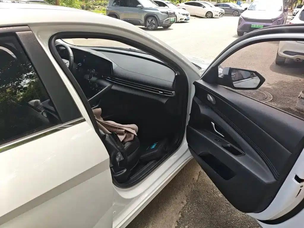 Hyundai Elantra 2022 1.5L CVT LUX Premium Edition — миниатюра 20
