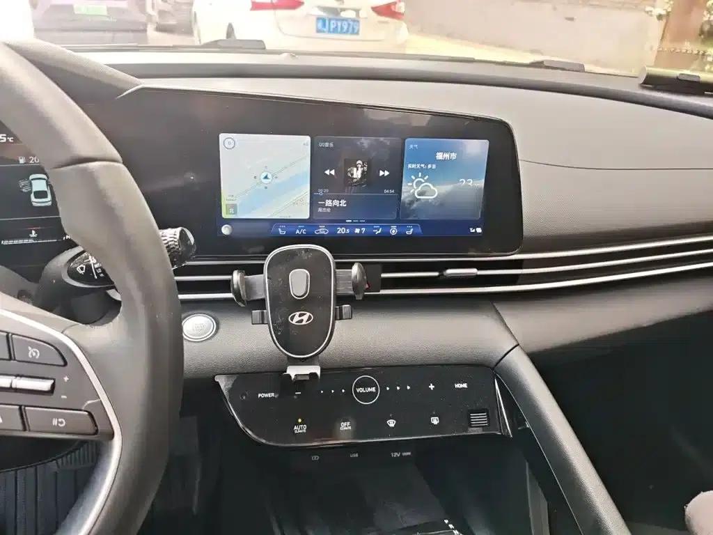 Hyundai Elantra 2022 1.5L CVT LUX Premium Edition — миниатюра 6