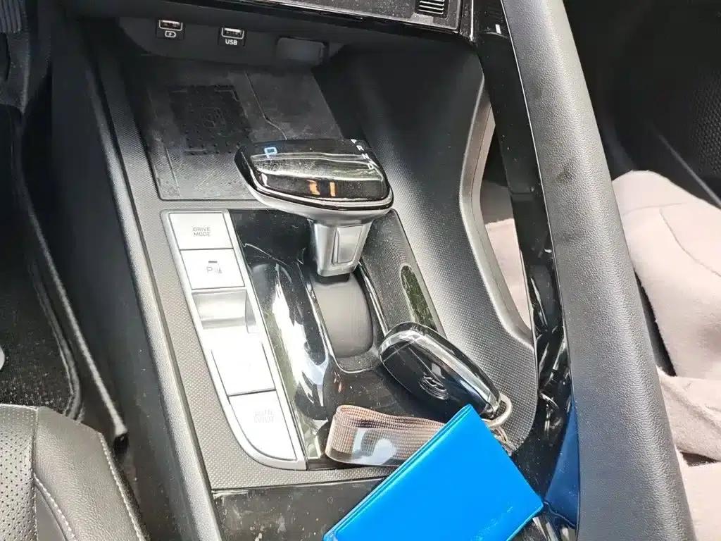 Hyundai Elantra 2022 1.5L CVT LUX Premium Edition — миниатюра 7
