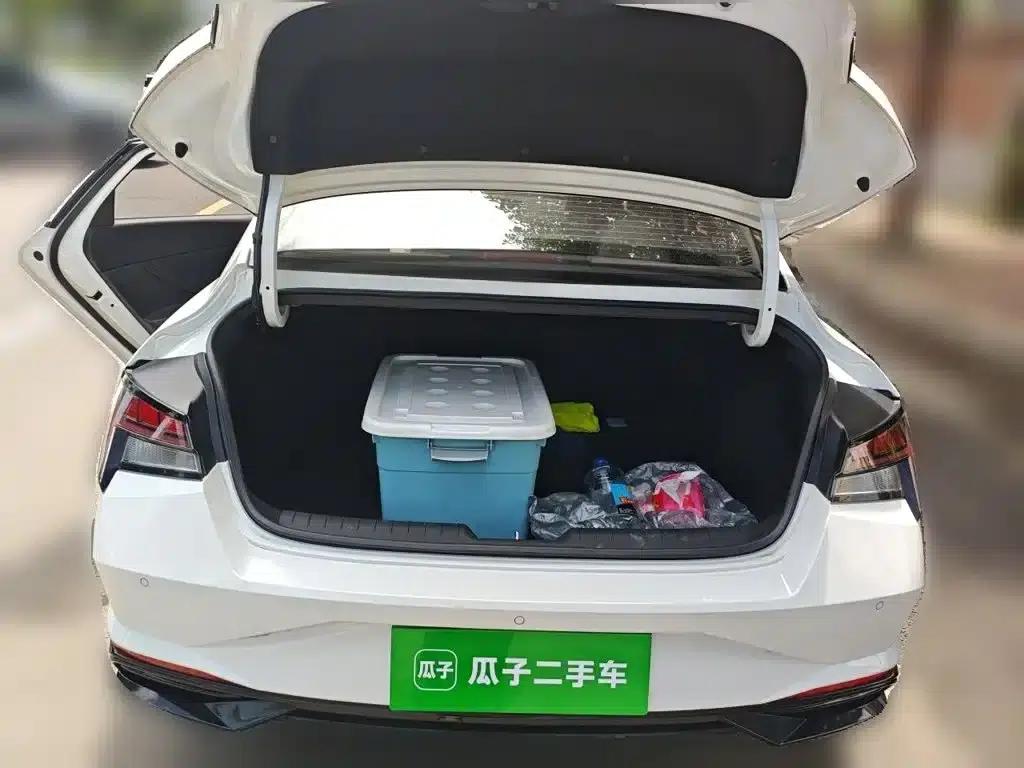 Hyundai Elantra 2022 1.5L CVT LUX Premium Edition — миниатюра 10