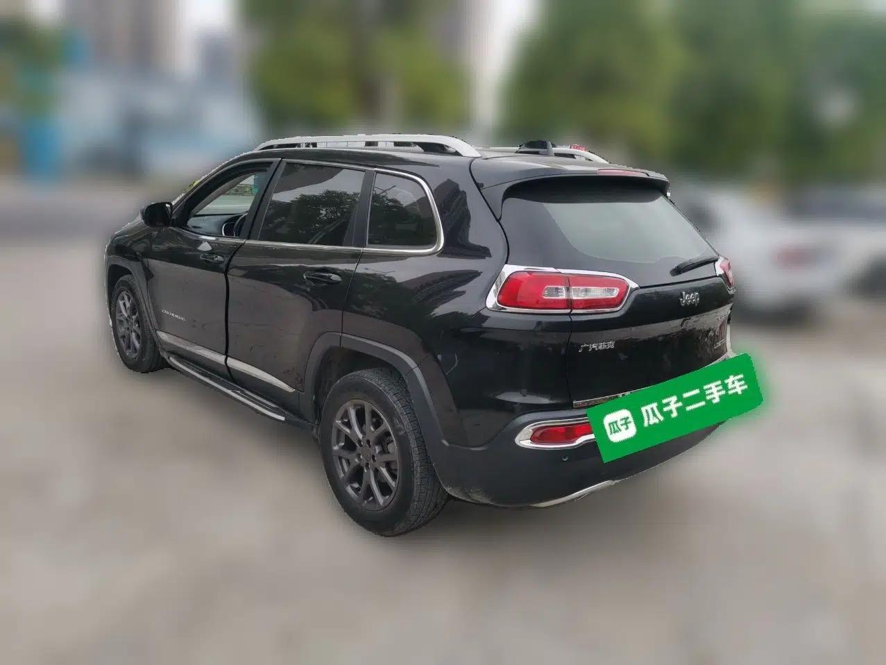 Jeep Cherokee 2020 2.0L Two-Wheel Drive Classic Sports Edition — миниатюра 4