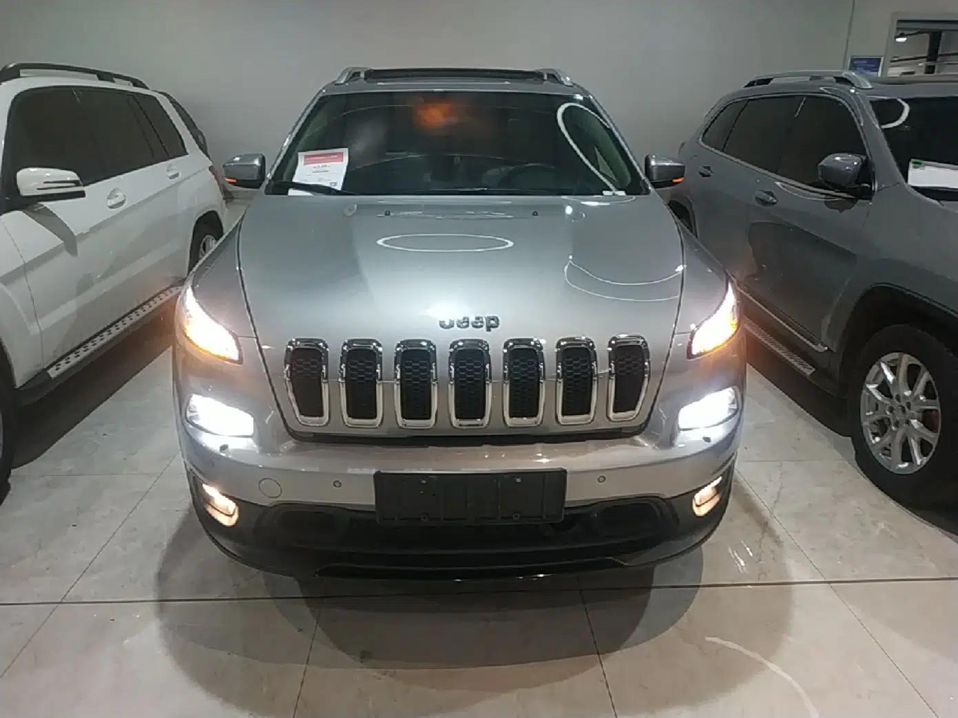 Jeep Cherokee 2014 2.4L Luxury Edition — миниатюра 2