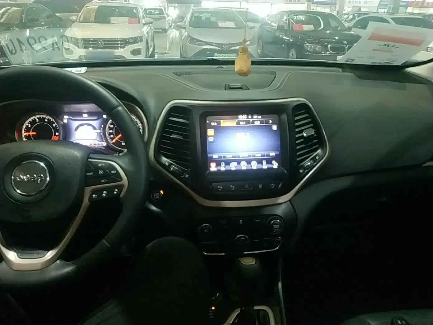 Jeep Cherokee 2014 2.4L Luxury Edition — миниатюра 12