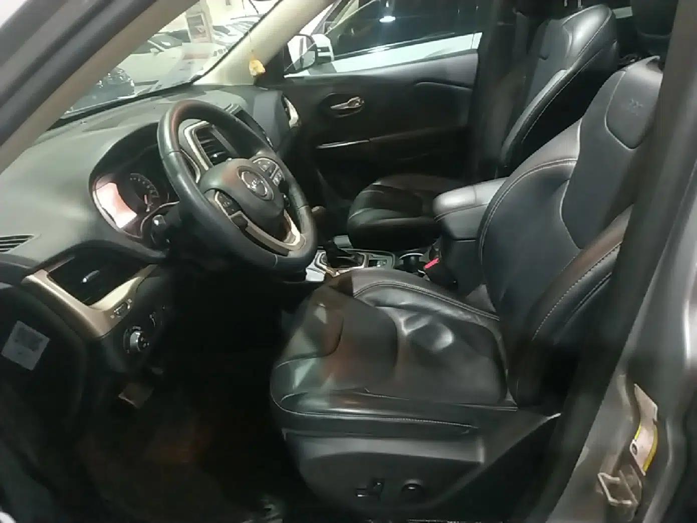Jeep Cherokee 2014 2.4L Luxury Edition — миниатюра 17