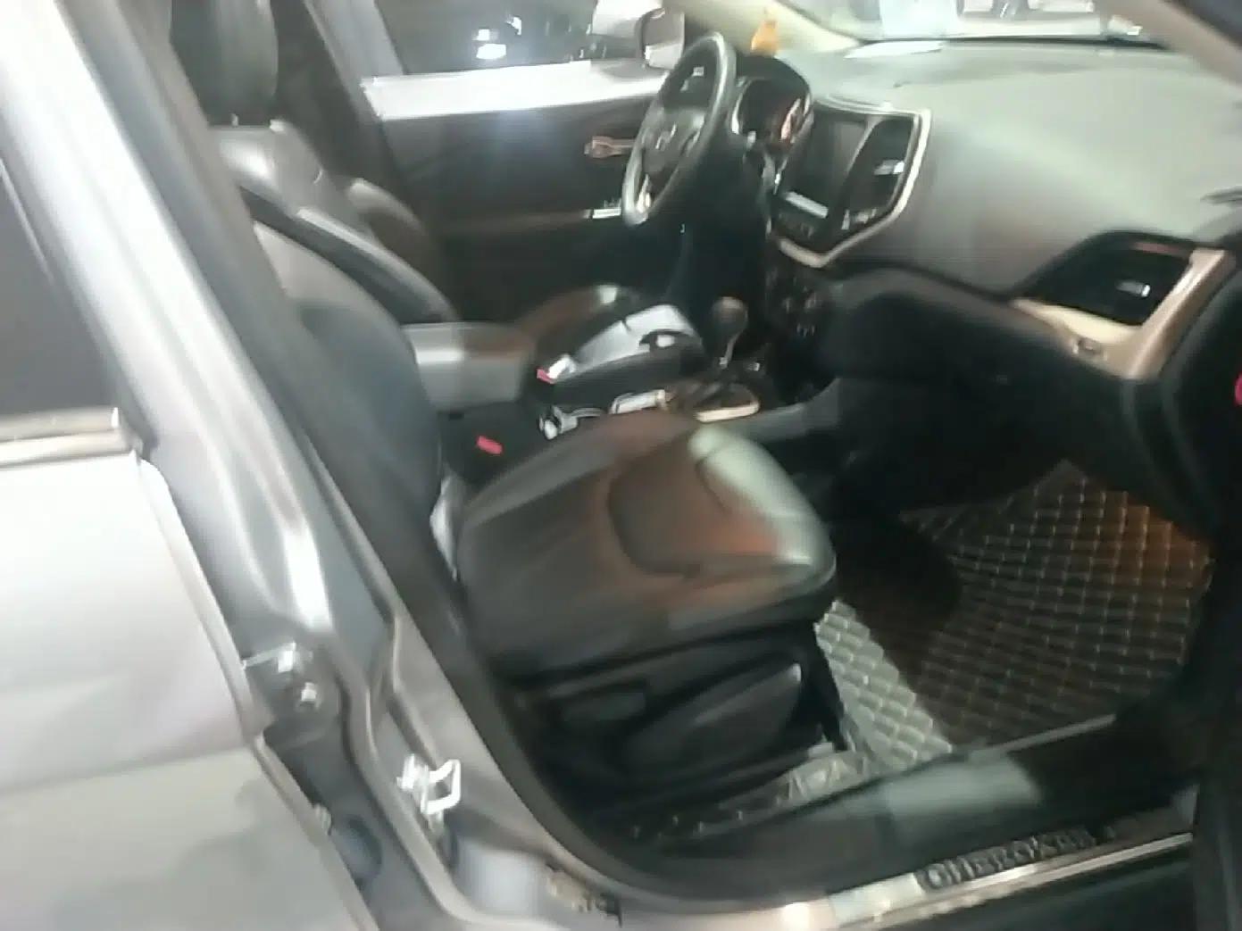 Jeep Cherokee 2014 2.4L Luxury Edition — миниатюра 19