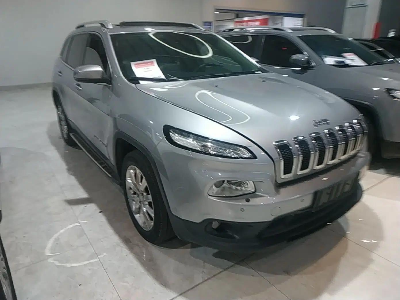 Jeep Cherokee 2014 2.4L Luxury Edition — миниатюра 3