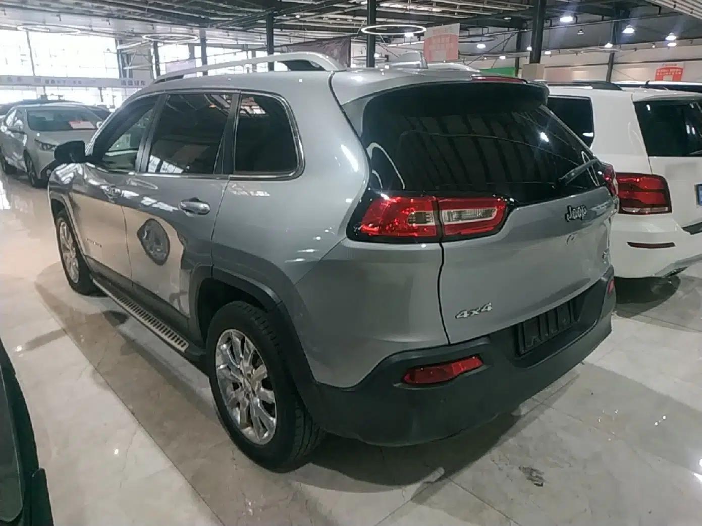 Jeep Cherokee 2014 2.4L Luxury Edition — миниатюра 4