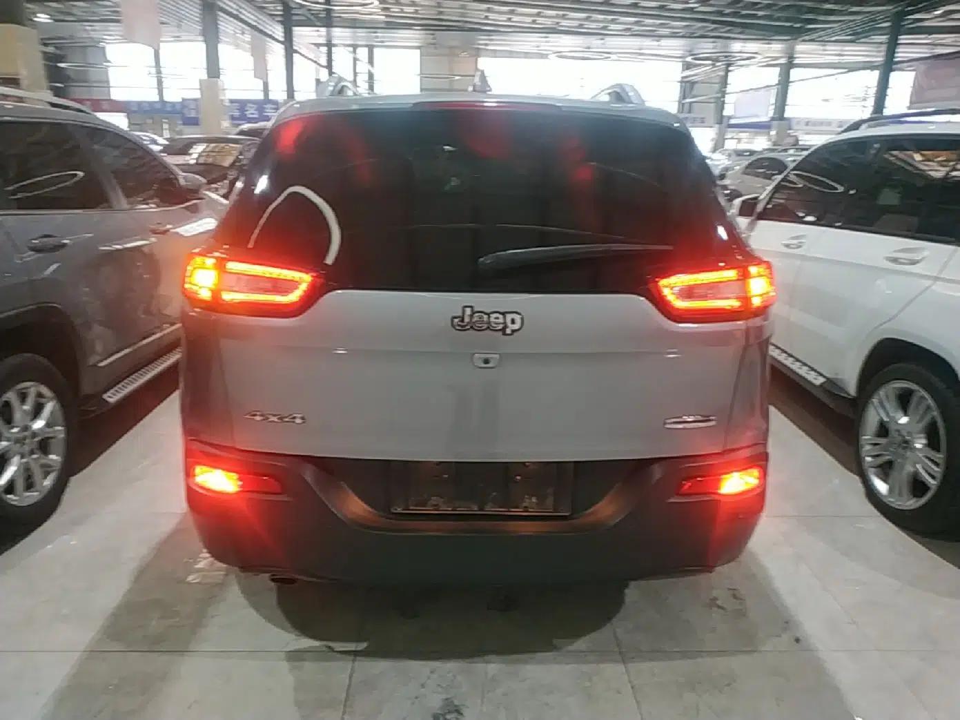 Jeep Cherokee 2014 2.4L Luxury Edition — миниатюра 5