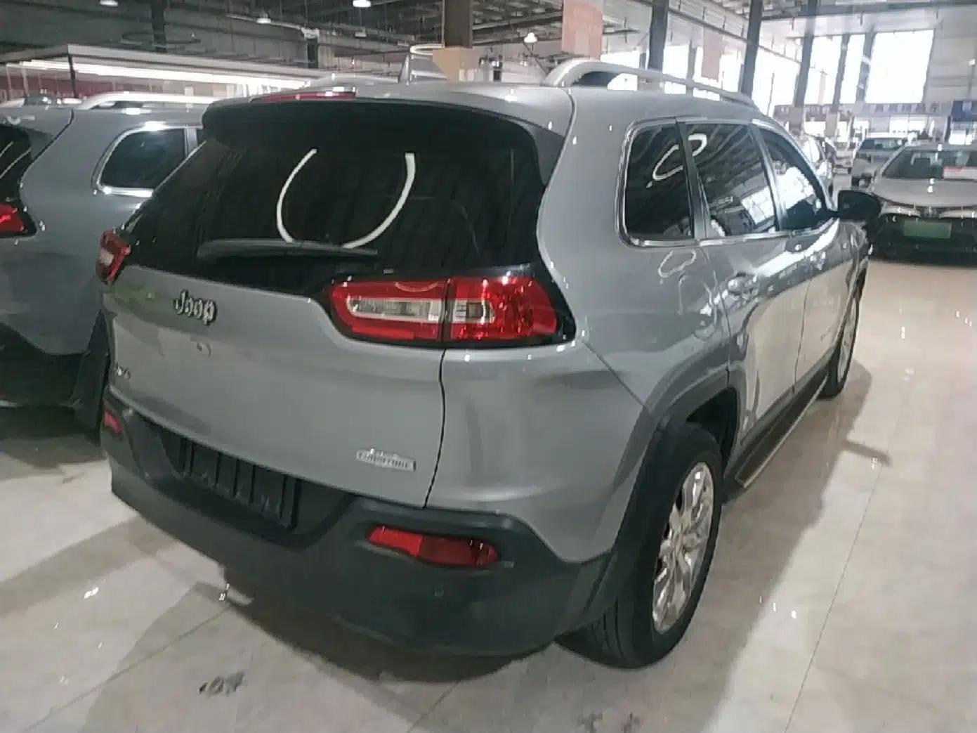 Jeep Cherokee 2014 2.4L Luxury Edition — миниатюра 6