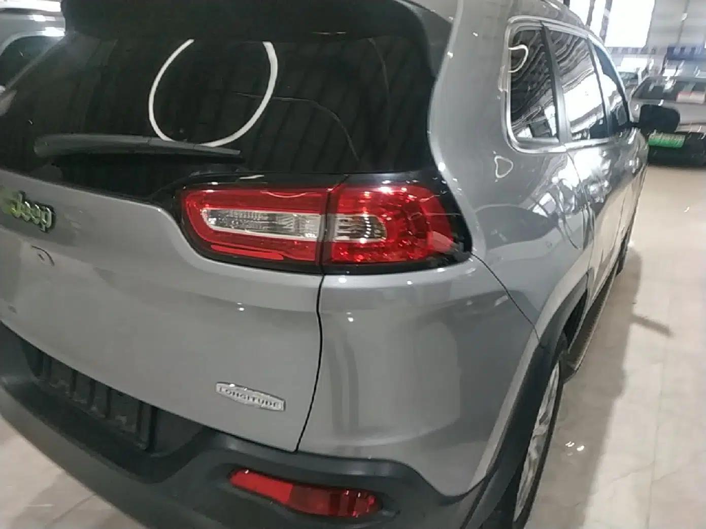 Jeep Cherokee 2014 2.4L Luxury Edition — миниатюра 9