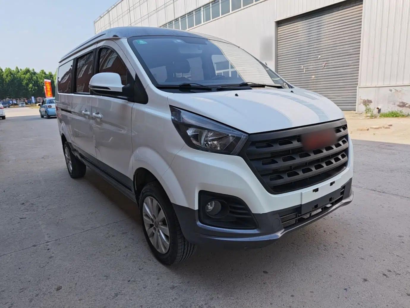 Jinbei Gold Hiace M Classic 2022 Panda Edition 1.5L Travel Lion Passenger Van 5 Seats — миниатюра 3